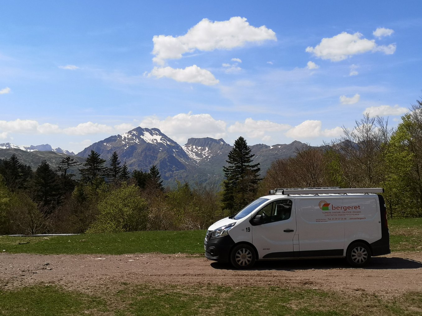 photo camion bergeret plombier avec les Pyrénées