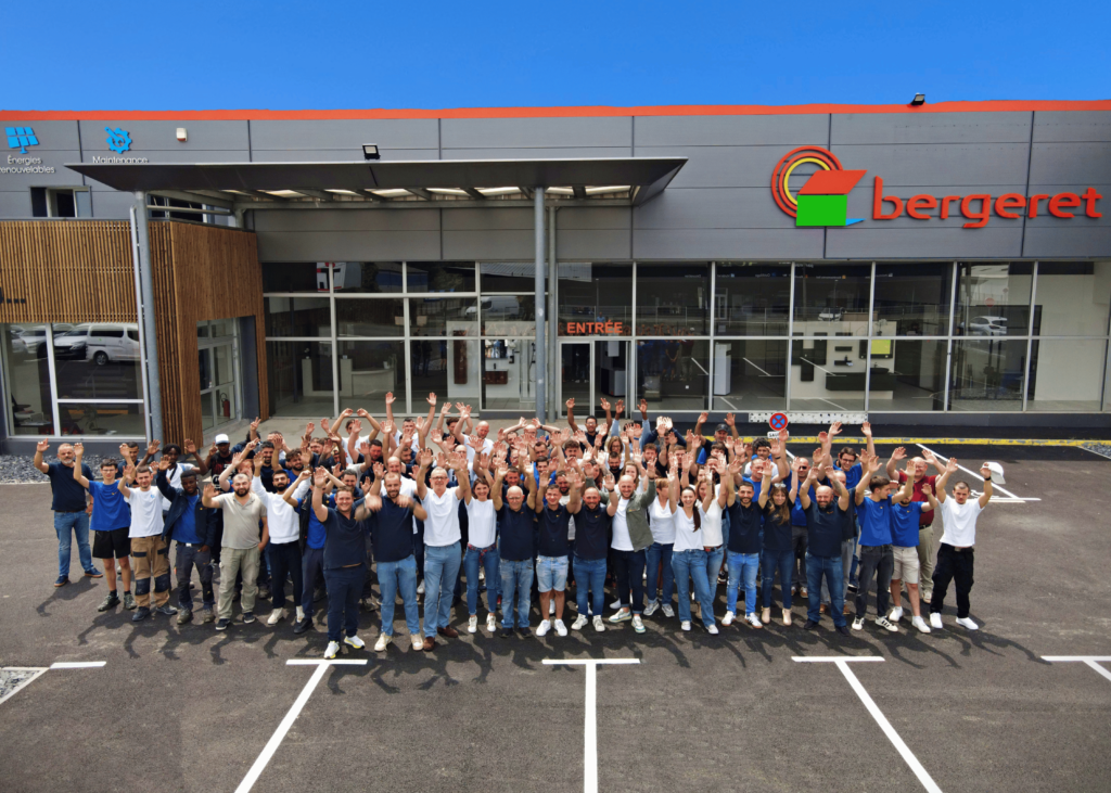 collaborateurs plombier chauffagiste zingueur panneaux photovoltaïques