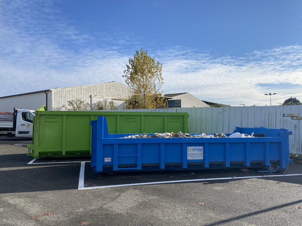 bennes à déchets recyclages des matériaux plombier chauffagiste zingueur panneaux photovoltaïques