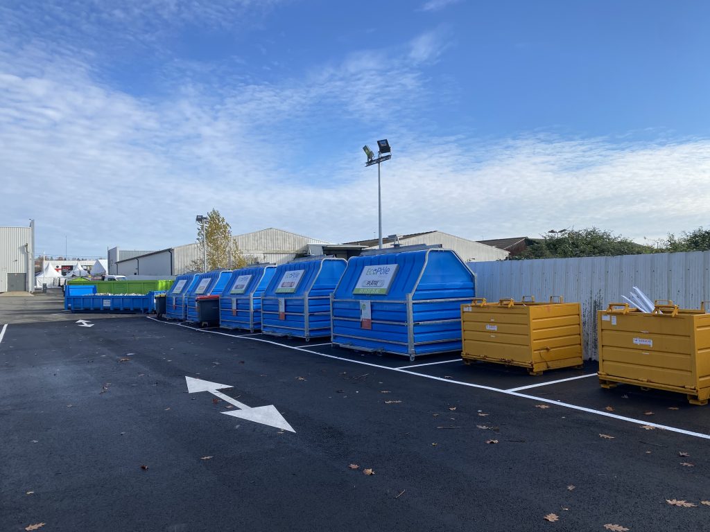bennes à déchets recyclages des matériaux plombier chauffagiste zingueur panneaux photovoltaïques